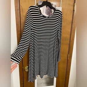 Old Navy Black and White Striped Drezs